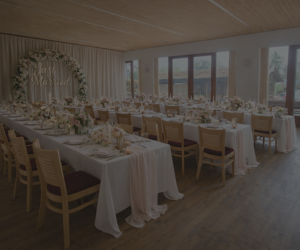 Saal::Ob Hochzeit, Taufe, Vereins- oder Familienfeier – hier findet jedes Fest den passenden Rahmen dekorierter Tisch