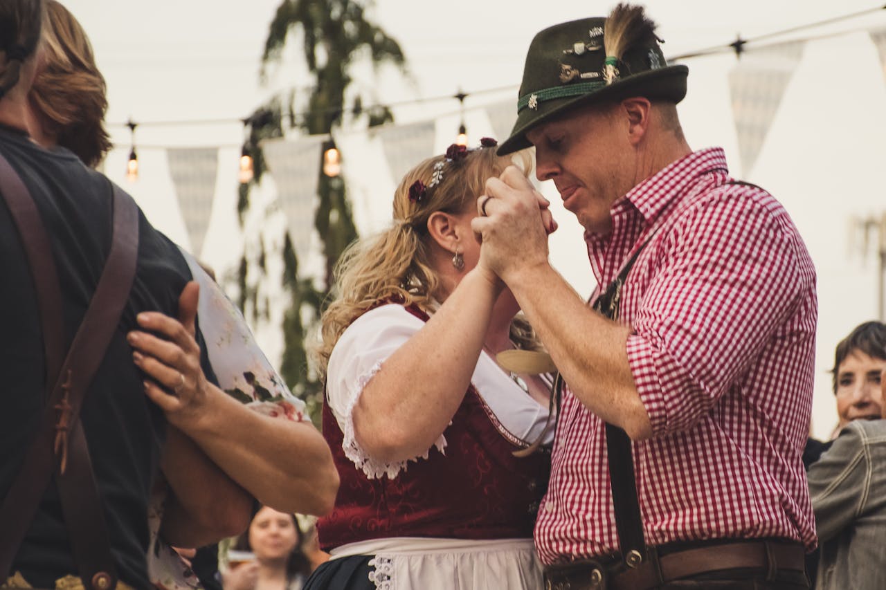Tanzendes Paar in bayerischer Tracht 
